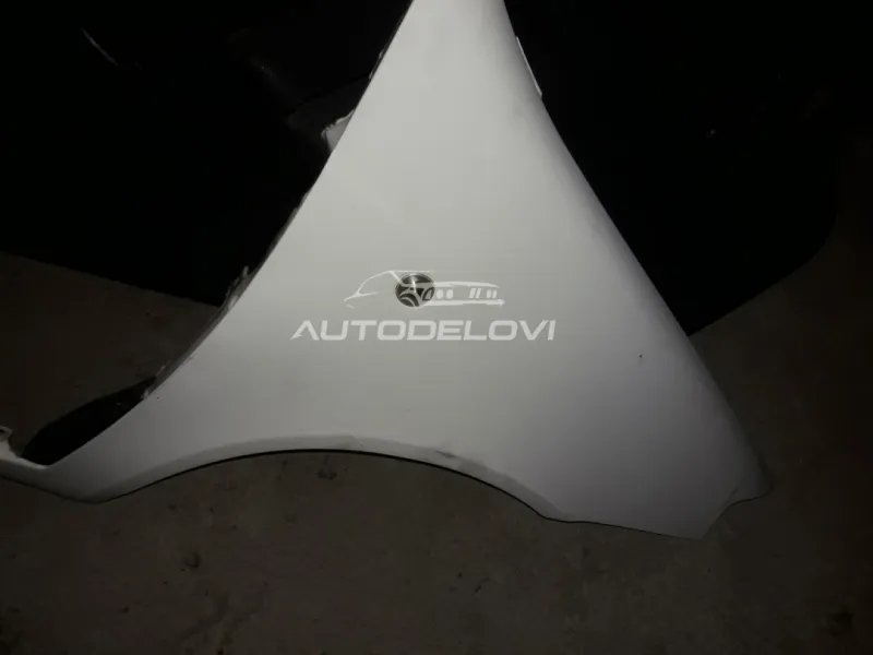 Fiat punto trojka prednje desno krilo u beloj boji originsl