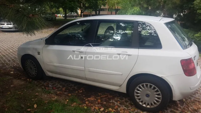 Fiat stilo 5 vrata prednja leva vrata u beloj boji