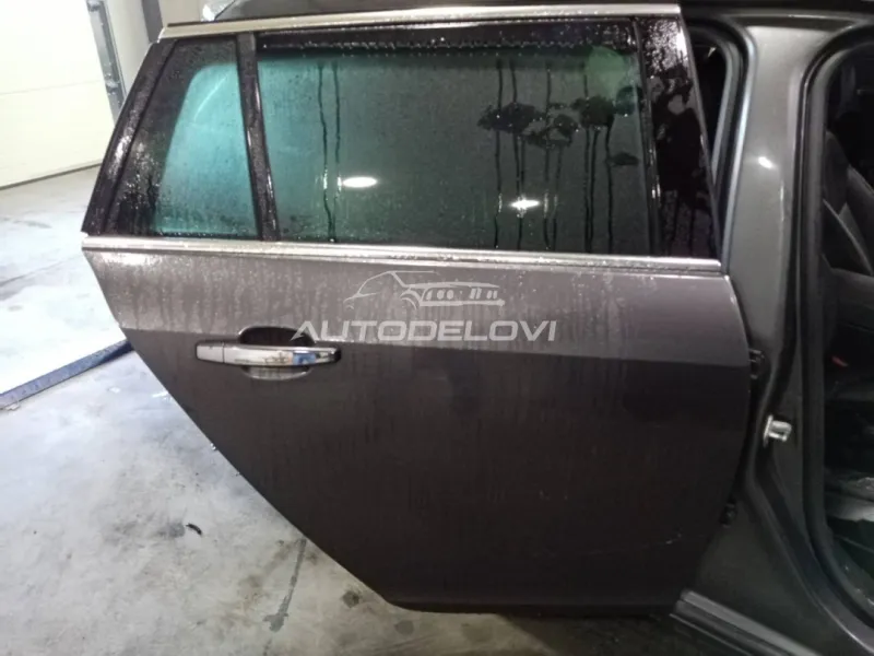 Opel insignia zadnja desna vrata tamno siva za karavana